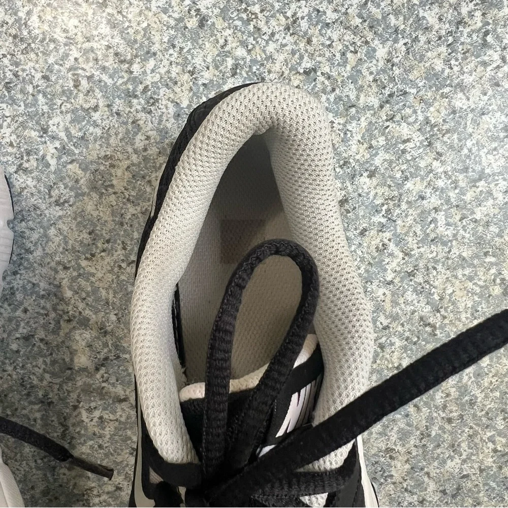 Nike Training Youth Size 5.5 Black White Unisex Sneakers Shoes